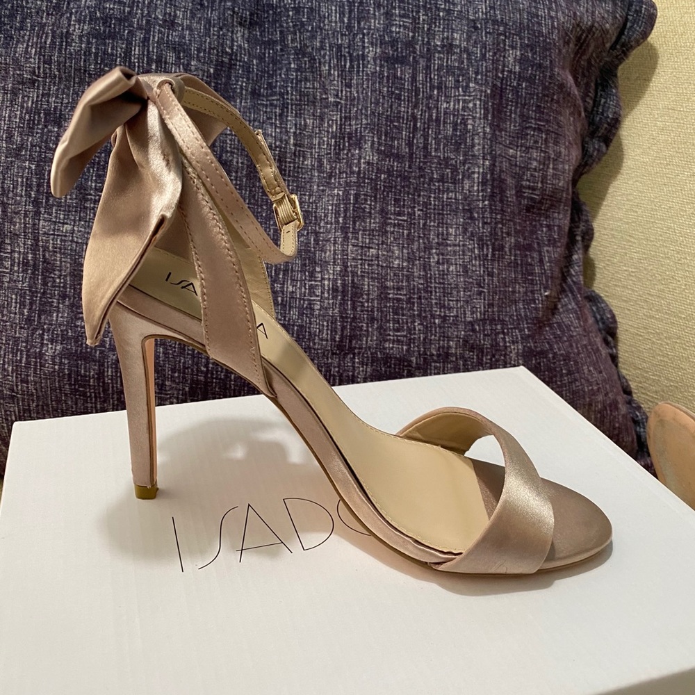 Champagne heels with bow